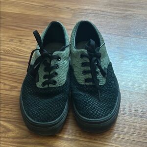 Stylish Black and Green Men's Shoes